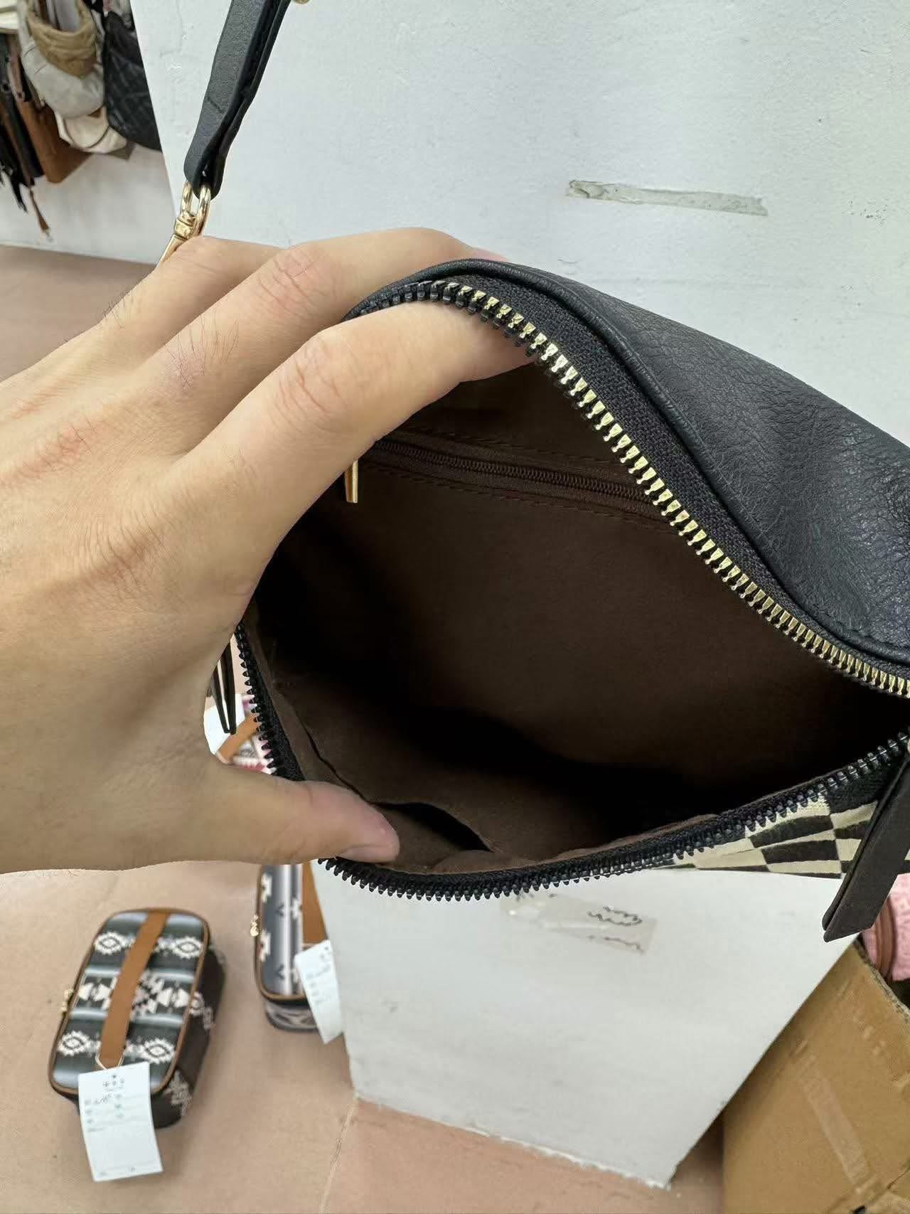 Half Circle Purse - 4B25061